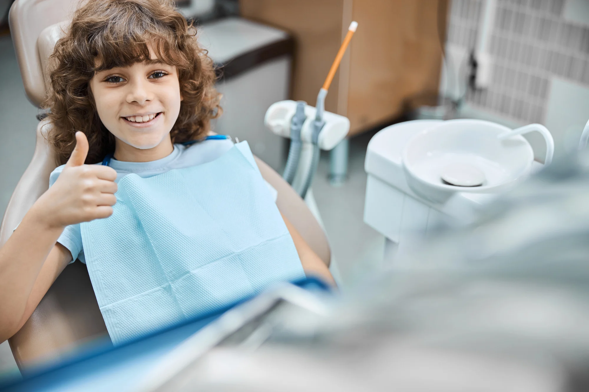 Kid smiilng after tooth extraction cost alabama
